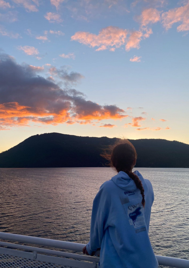 ragazza che guarda tramonto a Vancouver
