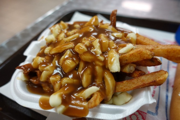 Piatto di Poutine canadese