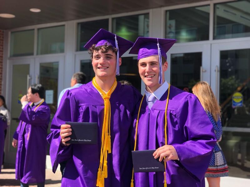 Due studenti durante la graduation in Canada