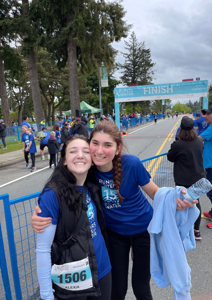 Due ragazze in Canada durante la maratona