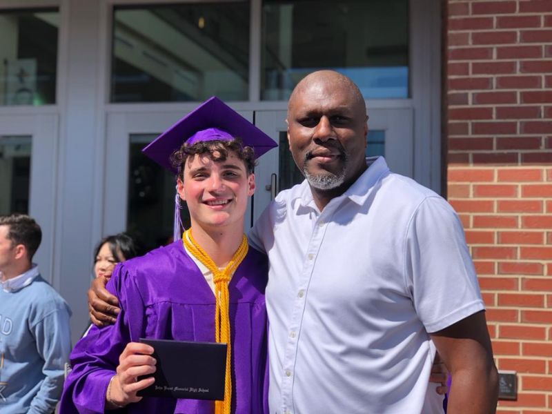 Ragazzo durante la graduation con il suo coach