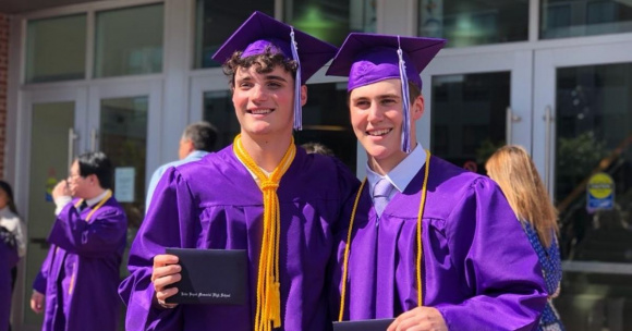graduation-high-school-americana-studenti-italiani.jpg - MB Scambi Culturali Due studenti italiani alla cerimonia di graduation di una high school americana