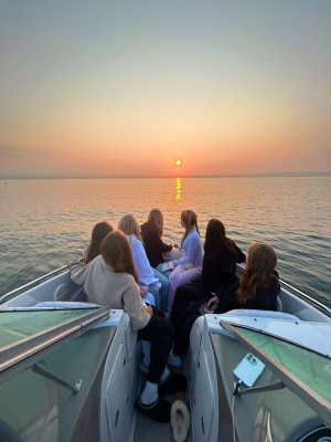 Studenti in barca che guardano il tramonto durante il loro secondo semestre all'estero