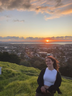 Studentessa al tramonto in Nuova Zelanda durante il secondo semestre all'estero