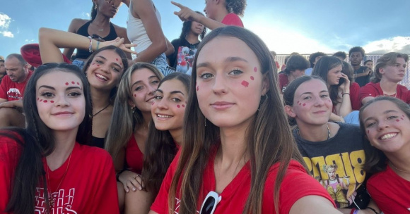 Studentessa con le amiche a una partita durante il secondo semestre all'estero - MB Scambi Culturali Ragazza che vive il secondo semestre all'estero con un gruppo di amiche a una partita