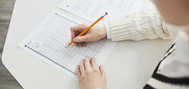  Studente che sostiene un esame di certificazione linguistica inglese
