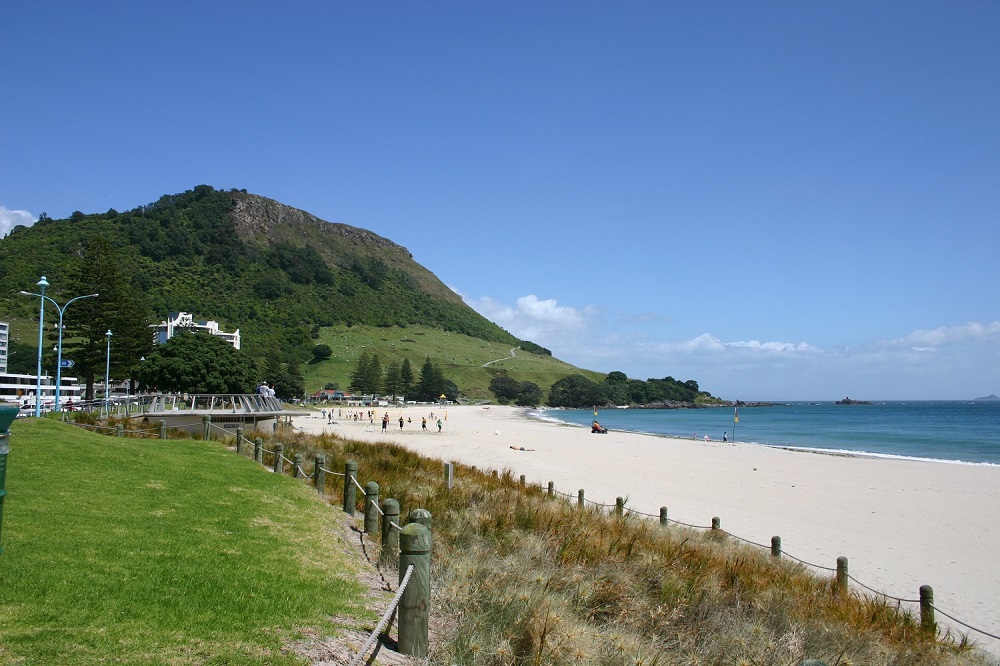 Mount_Maunganui_and_beach